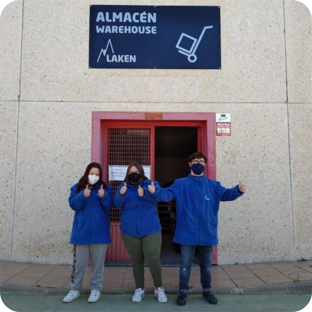 Personal de ASSIDO en la puerta del almacén de LAKEN