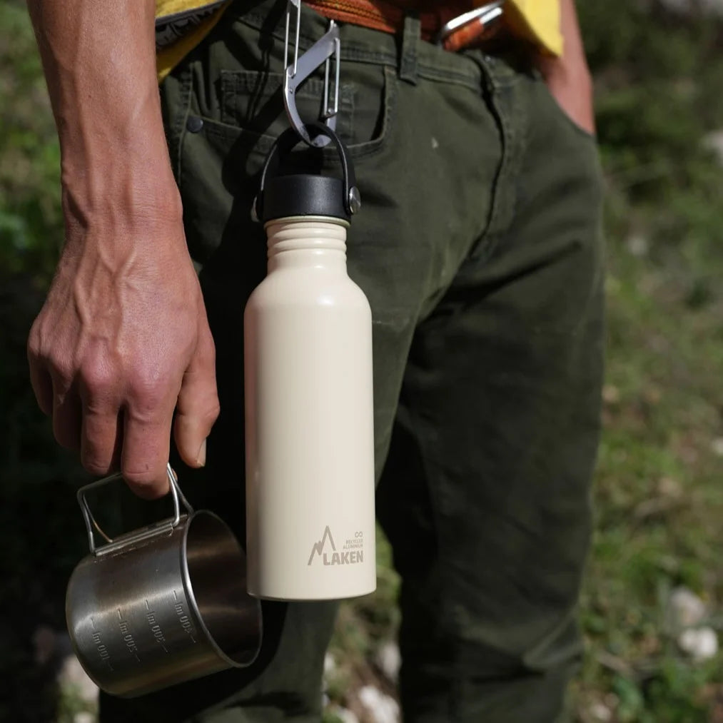 Botella de aluminio Oasis colgada de un mosquetón del cinturón de una persona