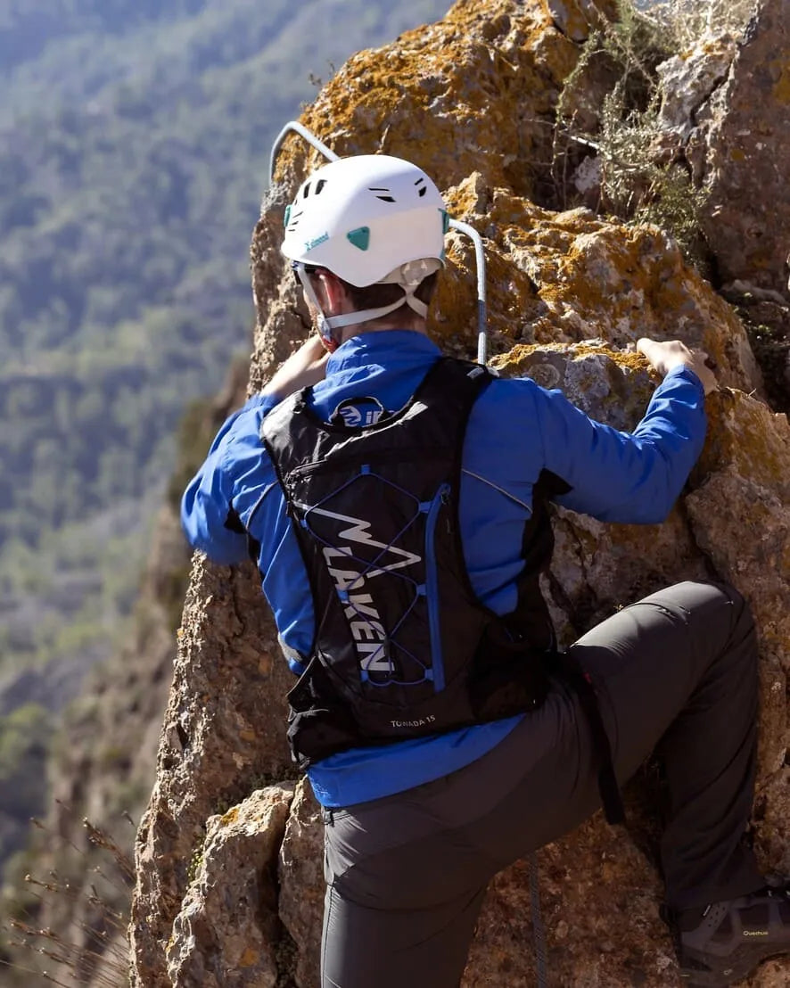 Escalador con mochila LAKEN Towada 15 en una montaña