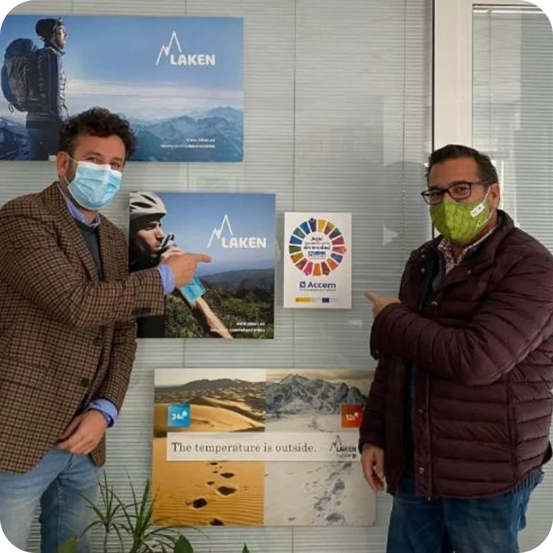 Gerente de LAKEN recibiendo el distintivo Accem