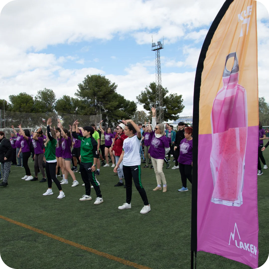 Mujeres realizando ejercicios en la Jornada del Deporte