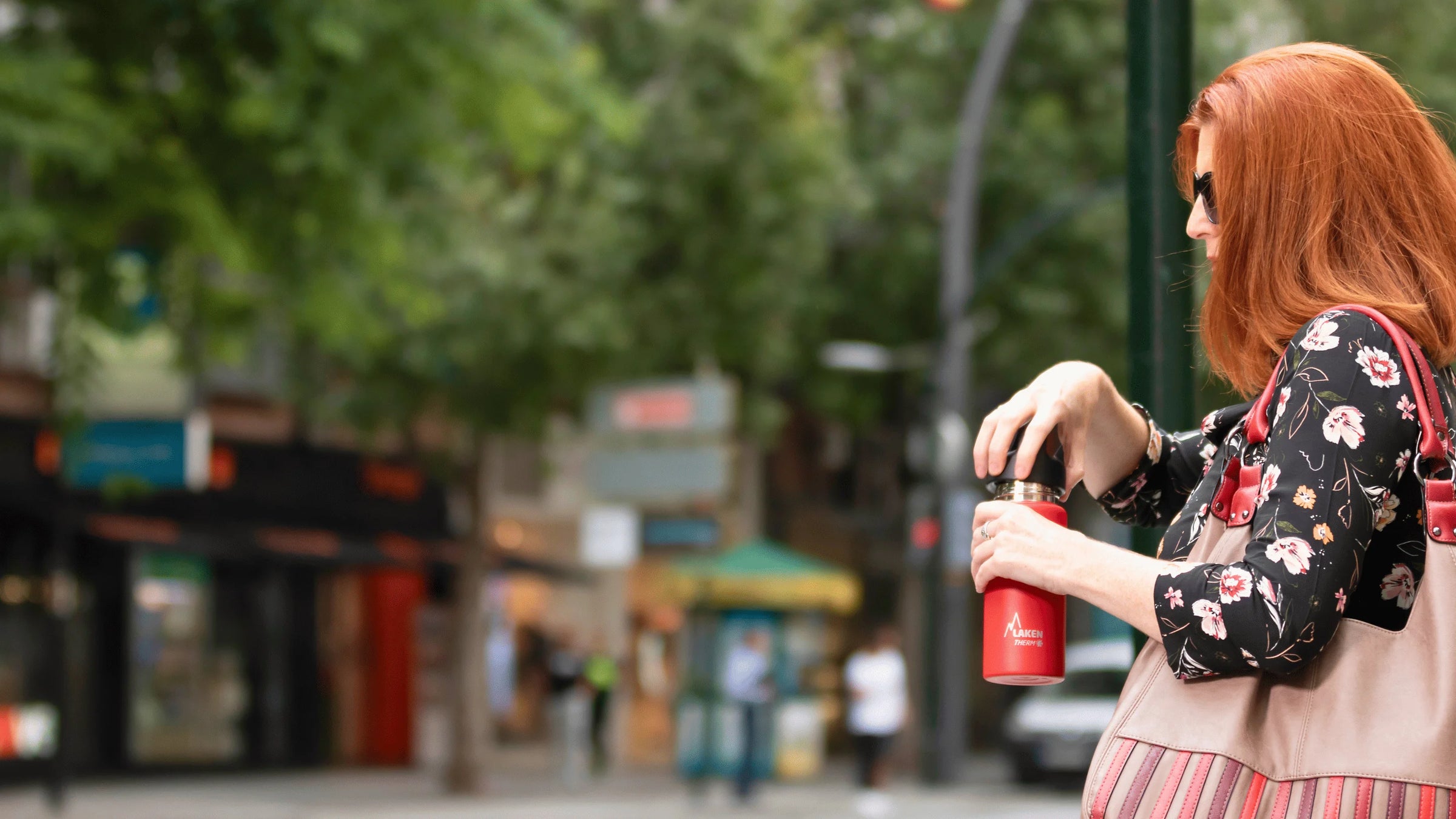 Mujer con una botella térmica LAKEN Classic en la ciudad