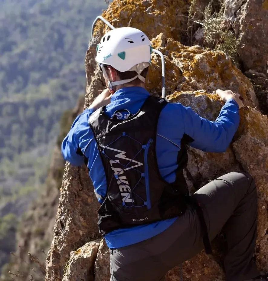 Escalador con mochila LAKEN Towada 15 en una montaña