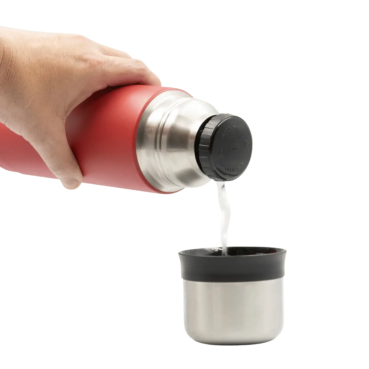Termo para líquidos de acero rojo vertiendo líquido al vaso